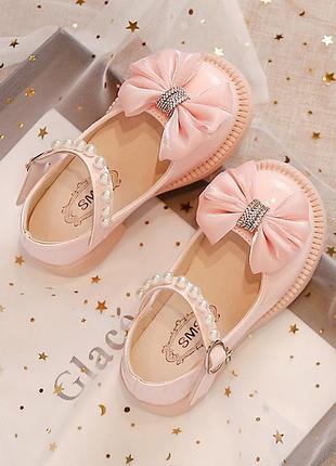 Детские розовые туфли