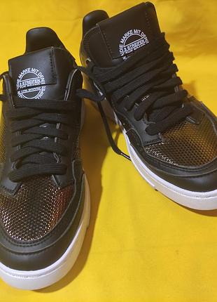 Черные кроссовки adidas die marke mit den...