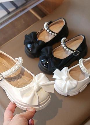 Дитячі нарядні туфлі на дівчинку, чорні, білі