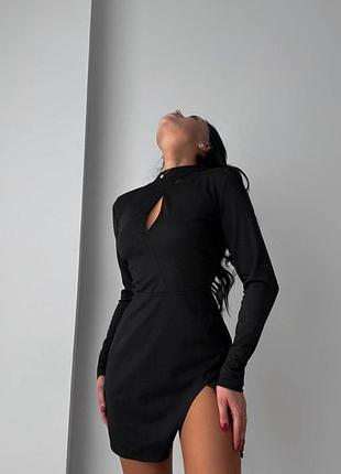 Черное короткое платье.