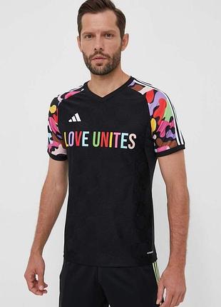 Мужская футболка adidas love unites