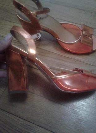 Яскраві літні босоніжки