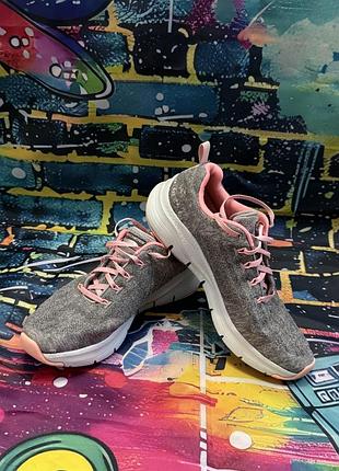 В наявності оригінальні кросівки skechers arch fit сіро-рожевого кольору.
