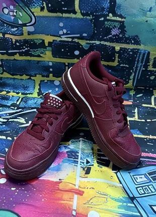 В наявності оригінальні кросівки nike air force 1 '07 червоного кольору.