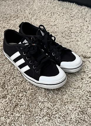 Кеди adidas чорно-білі жіночі