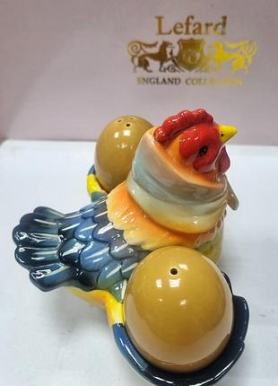 Вишуканий порцеляновий набір сіль та перець на підставці "курочка "