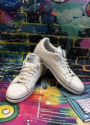 В наявності оригінальні кросівки reebok classic білого кольору.