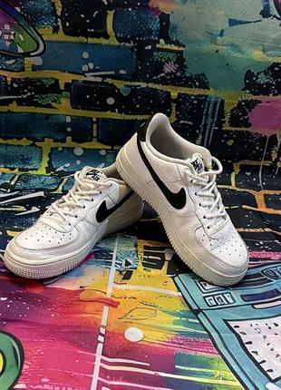 В наявності оригінальні кросівки nike air force 1 білого кольору.