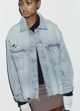 Джинсова куртка з рваностями zara