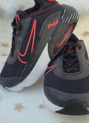 Кроссовки nike оригинал. б/в хорошем состоянии. чуточку потерлась краска на подошве.