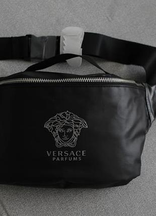 Достойна сумочка-бананка versace parfums чорного кольору,