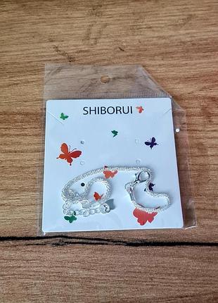Серебристый браслет, выполненный под брендом shibori