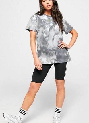Женская футболка adidas originals grey tie dye boyfriend