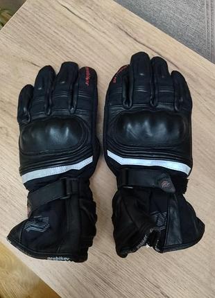 Красивые оригинальные мотоперчатки марки pro-biker, оснащенные защитными вставками для костяшек и водонепроницаемой мембраной hipora