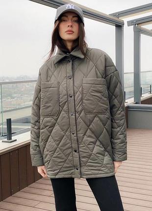 Трендова стьобана куртка oversize у красивому відтінку капучино