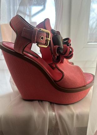 Босоніжки на танкетці louis vuitton