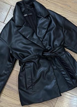 Чорна куртка zara зі штучної шкіри, розмір xs-s (оверсайз) з поясом