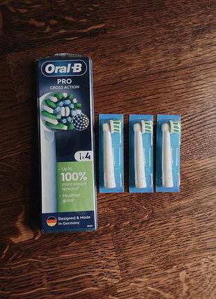 Змінні головки для зубної щітки oral-b cross action білого кольору
