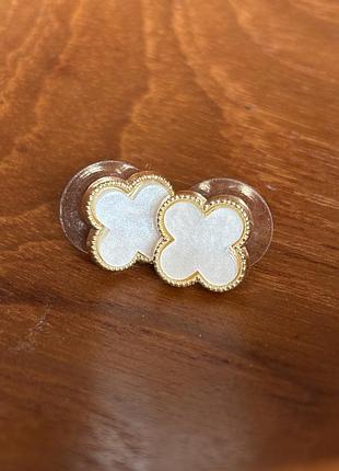 Мінімалістичні сережки у стилі van cleef з витонченою бежевою емаллю (1 см)