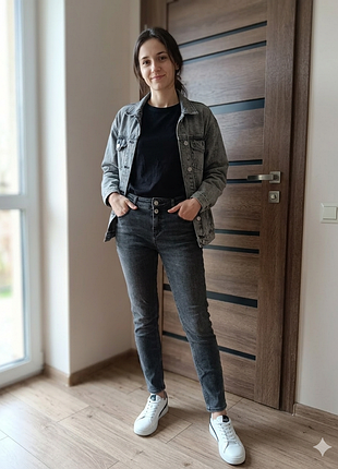 Графитовые стильные женские джинсы от бренда zara размер 40