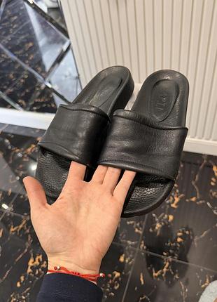 Шкіряні шльопанці