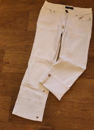 Джинсы белые с подворотом