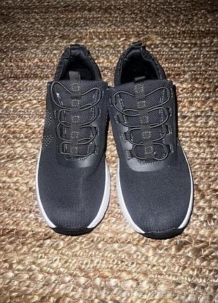 Трендоаі легенькі весняні кросівки up2 man