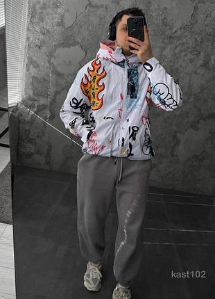Ветровка мужская с капюшоном белая и принтом огонь