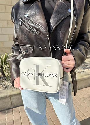 Сумка calvin klein в білому кольорі