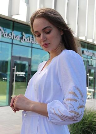 Платье вышитое белого цвета на запах с вышкой на рукавах размеры s, m