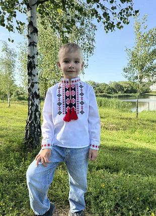 Дитяча вишиванка сорочка для хлопчика в білому кольорі оригінальною вишивкою. розміри від 98 до 122