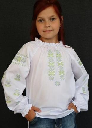Подростковая вышитая блуза арина белого цвета с серо-салатовой вышивкой ткань поплин. размеры 140-170