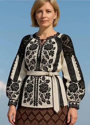 Вышиванка женская с поясом украшена вышивкой и кружевом размеры s, m, l.
