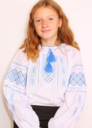 Вышитая подростковая блуза марта белого цвета с синей вышивкой ткань поплин. размеры 140-170