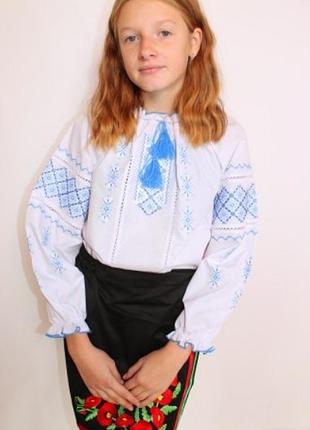 Вышитая детская блуза марта белого цвета с синей вышивкой ткань поплин. размеры 98-134