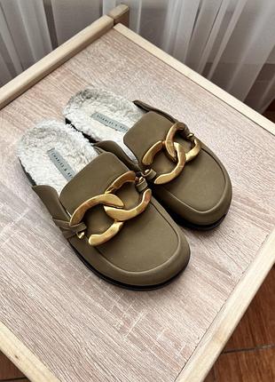 Стильні утеплені мюлі charles & keith з хутром