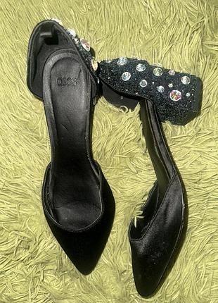 Ось готовий варіант для продажу 👇  жіночі туфлі asos з декором (каблук зі стразами)