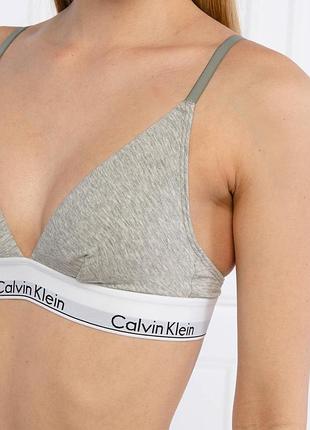 Спортивний топік топ calvin klein кельвін кляйн ліф бра майка бюстгальтер безшовний котоновий бавовна ліфчик сірий з білим з написом лого бренду