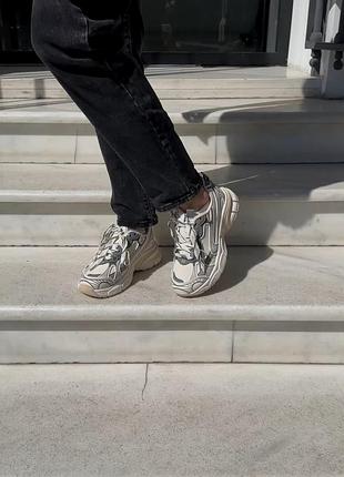 Кросівки жіночі