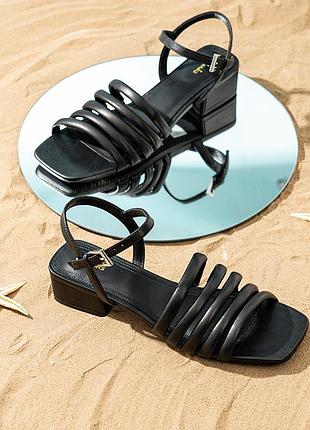 Чорні  шкіряні босоножки clarks