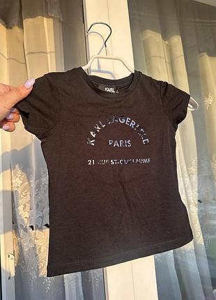 Чорна базова футболка від karl lagerfeld kids  *стан - нова (без бірки) *розмір  - 4 роки (102 см)  *стильний чорний напис спереду та ззаду