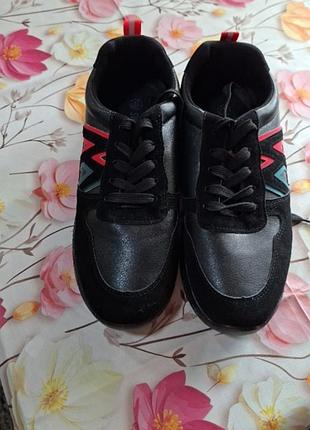 Продам кроссовки 40 г.
