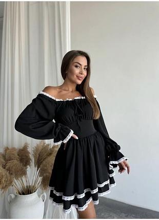 Чорна сукня з довгими рукавами та мереживом