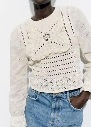 Вязаный крючком свитер zara с хлопковыми рукавами и английской вышивкой.
