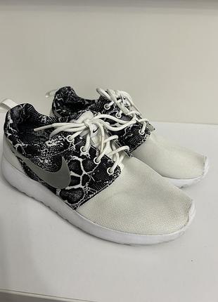 Кросівки жіночі nike rose run trail 36 розмір устілка 23,5 см білі