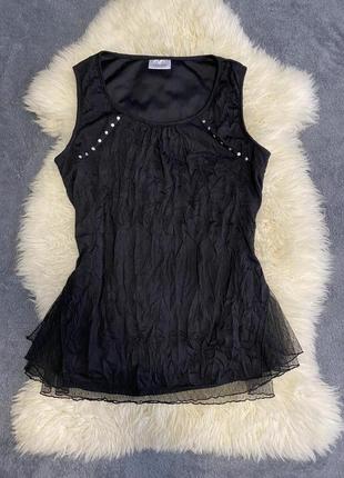 Гарна блузка вільного фасону з шипами та вставкою сітка