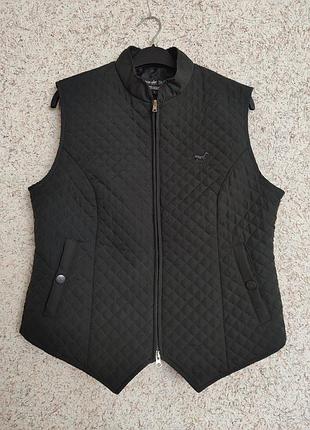 Черная стеганая жилетка от бренда hkm sports equipment