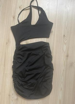 Чорна сукня з вирізом фірми shein xs-s