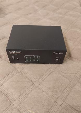 Аристрий управления extron ipl t s2, который используется для подключения аудио/видео устройств к сети ethernet. э