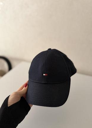 Темно-синя бавовняна бейсболка з вишитим прапором бренду tommy hilfiger